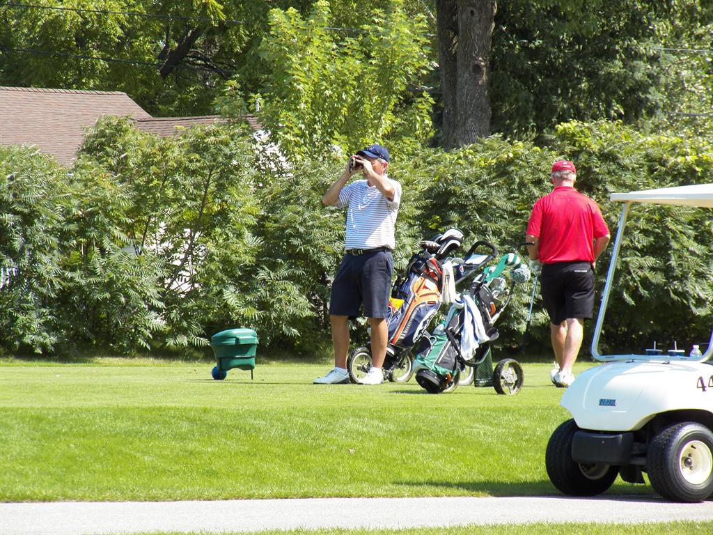  Roy Schultheiss dials in the yardage on #11.